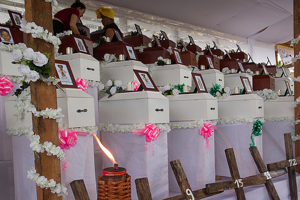 17 Jahre nach dem Massaker in Bojayá/Chocó werden 2019 die sterblichen Überreste der Opfer an die Gemeinde zurückgegeben.