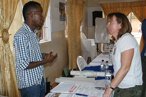 Kooperation auf Augenhöhe: Mit Partnerworkshops, wie hier in Malawi, ermöglicht die FID Trägern und deren Partnern vor Ort Weiterbildungen zu aktuellen Themen.