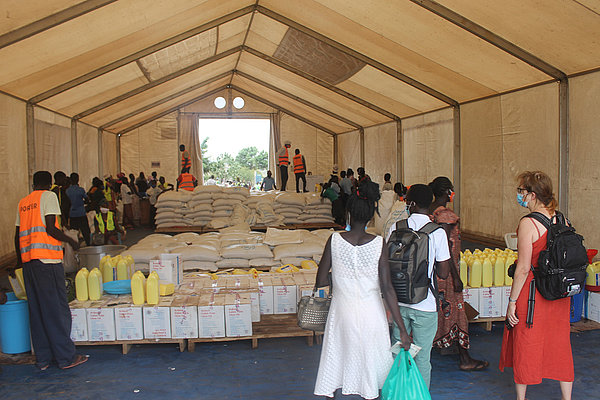 EDP-Teilnehmer*innen in einer Lebensmittelausgabe des UNHCR für Geflüchtete: Registrierte Flüchtlinge erhalten pro Person/Monat nur 8.8 kg Mais, 2.2 kg Bohnen und 0.6 l Speiseöl. Ernährungssicherheit ist so nicht gewährleistet.