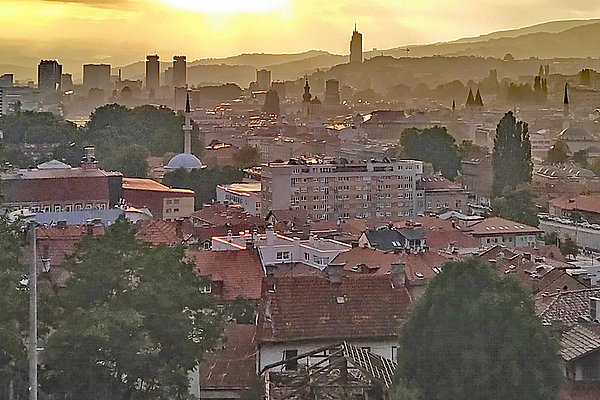 Blick auf Sarajewo im Abendlicht