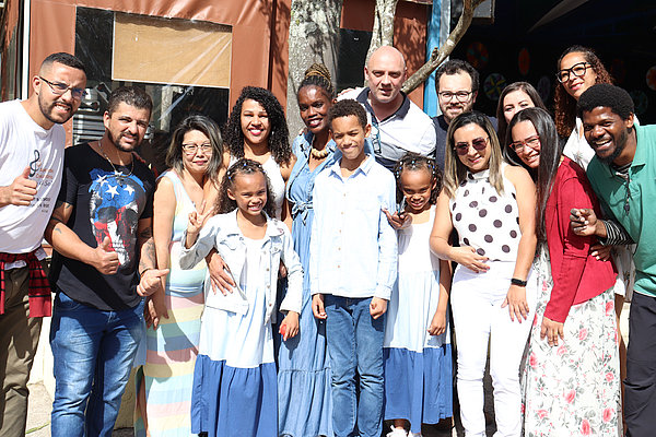 Stefan Siemons (Mitte, hinten) mit seiner Familie und den Familien seiner Freunde. Er fühlt sich in Brasilien sehr wohl. In seiner Freizeit spielt er im Orchester der Kirchengemeinde und macht Sport.