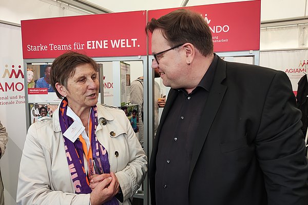 Geschäftsführerin Dr. Claudia Lücking-Michel im Gespräch mit Guido Schultz, Abteilungsleiter im BMZ.