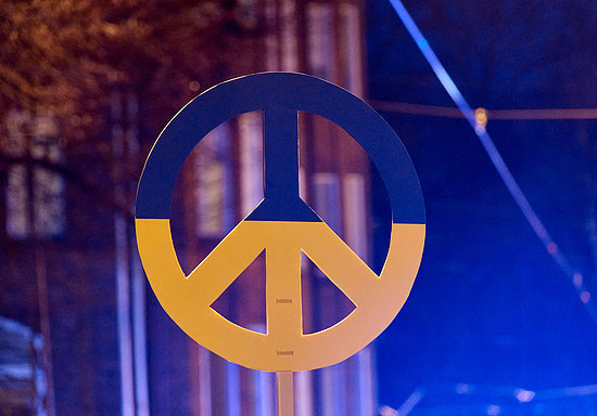 Ein Friedenssymbol in den Farben der ukrainischen Flagge