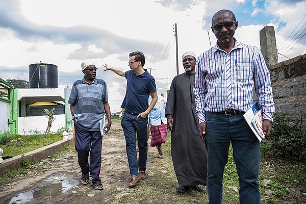 Matthias Eder diskutiert mit den Autoritäten der Moschee im Stadtteil Embul bul von Nairobi ‎Kooperationsmöglichkeiten.‎
