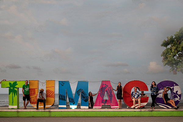 Fachkräfte vor dem Logo der Stadt Tumaco