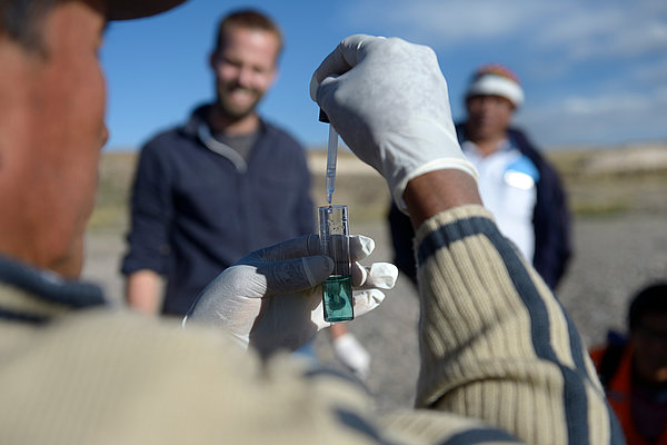 Mattes Tempelmann begleitet die Messung des pH-Wertes am Fluss Canipia unterhalb der Mine Tintaya nahe der Stadt El Espinar, Peru.