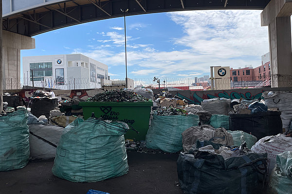 Zu Besuch im Informal Settlement (Informelle Siedlungen) in Johannesburg, das "Afrika" genannt wird, weil hier viele Menschen aus afrikanischen Ländern leben. Die Bewohner*innen finanzieren sich über die Mülltrennung.