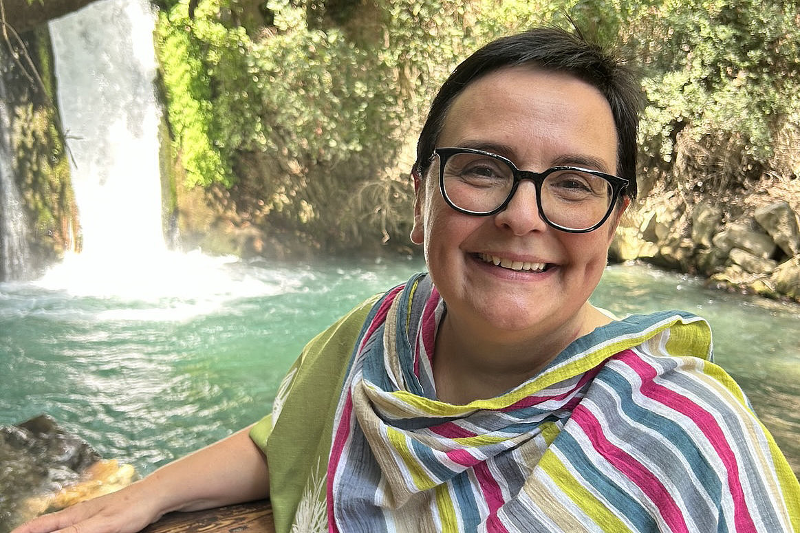 ZFD-Fachkraft Monika Faes ist Theologin und Gemeindepädagogin. Sie hat sich viele Jahre ehrenamtlich in der evangelischen Kirche in Österreich engagiert und sich besonders für Ökumene eingesetzt.