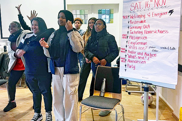 junge Frauen, Freiwilligendienstleistende im FID Seminar junge Frauen im Seminar
