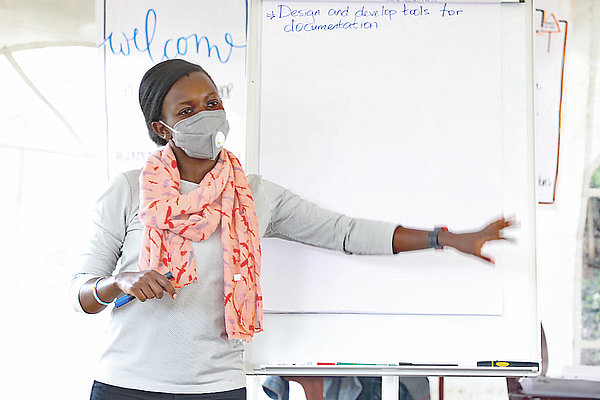 APME-Fachkraft Esther Maina moderiert einen Planungsworkshop