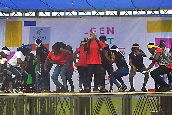 Bei der Tanzveranstaltung “beyond all borders” der Fokolarbewegung trafen sich Jugendliche aus ganz Nigeria in Abuja.