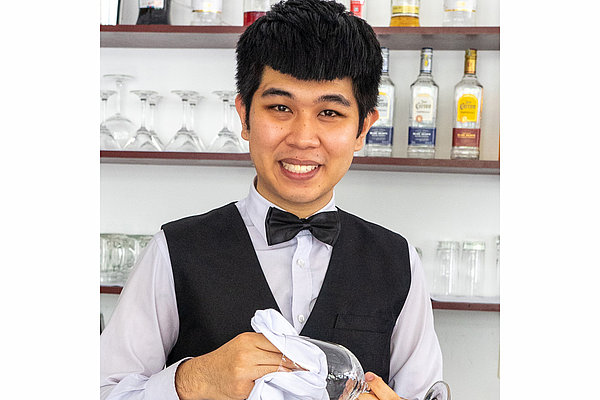 Auch Gläserpolieren ist Teil der Ausbildung zum Restaurantfachmann. Lam Trung Dung möchte später einmal ein eigenes Restaurant eröffnen.