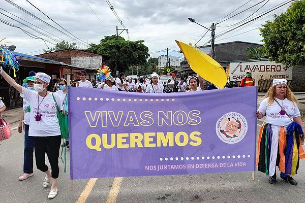 Ruta Pacífica de las Mujeres in Kolumbien demonstriert dafür, dass Frauen als Friedensakteurinnen anerkannt werden. Die feministische Bewegung übergab zahlreiche Zeuginnenaussagen des Konflikts an die Wahrheitskommission.