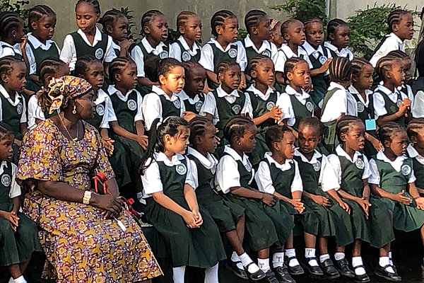 Schülerinnen mit ihren klassischen Schuluniformen in den Farben Grün und Weiß der katholischen Schulen in Liberia feiern den Tag der Heiligen Saint Isabel of France am 26. Februar in Monrovia.