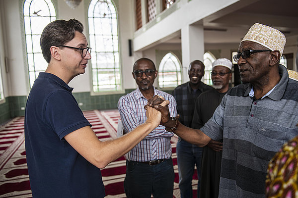 ZFD-Fachkraft Matthias Eder (links) begrüßt den Imam der Moschee