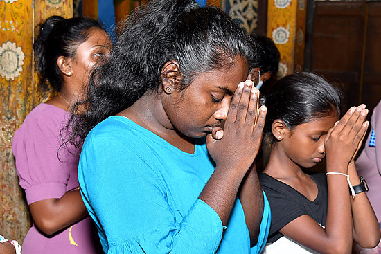 Im Süden Sri Lankas besuchen buddhistische und christliche Gläubige gemeinsam den Tempel Aluthgama Kande Viharaya.