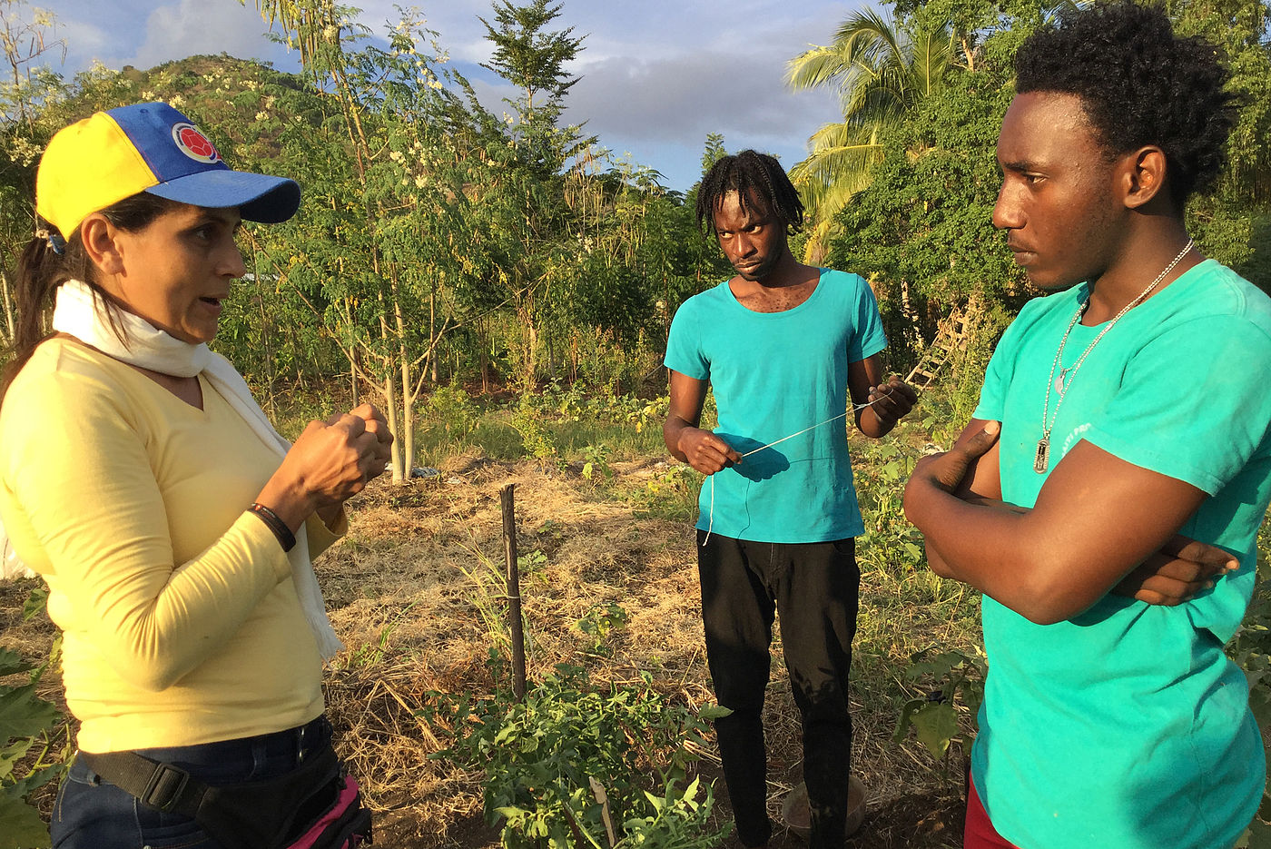 Kakao-Expertin Nini Johana Cárdenas aus  Kolumbien mit Teilnehmern des Landwirtschaft Workshops in Haiti. 