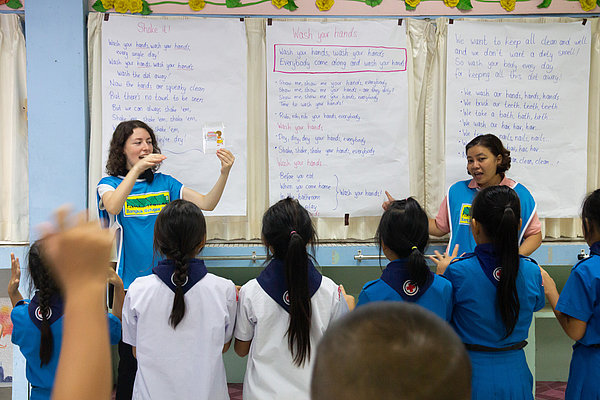 Health Education Event für Kinder aus geflüchteten Familien mit einer Krankenschwester (rechts) aus der Health Unit des Bangkok Refugee Centers und mit Madita Teusen (links)