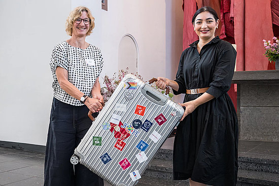 zwei Frauen mit koffer