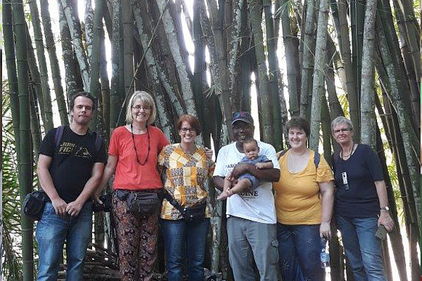 Fachkräfte mit Angehörigen beim Ausflug in den Park Lol y Bonobo