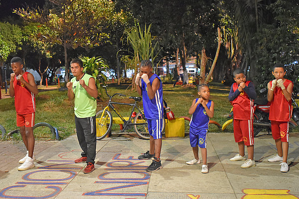 Die Sportangebote an fünf Abenden sollen Kinder und Jugendliche in einem der schwierigsten sozialen Brennpunkte der Stadt Cali zusammenbringen.