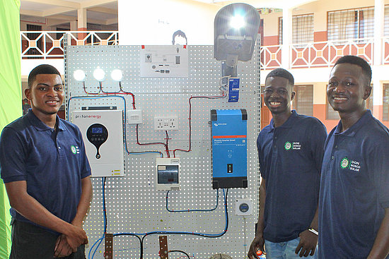 Solartechnik gewinnt in Ghana langsam an Bedeutung für die Stromerzeugung. Am Don Bosco Solar and Renewable Energy Center lernen Berufsschullehrkräfte und junge Erwachsene, wie sie Sonnenenergie nutzbar machen können.