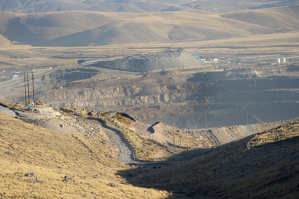 Krater an der Abbaustelle der Kupfermine Tintaya im Tagebau nahe der Stadt El Espinar in Peru.