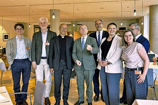 Menschengruppe in einem Saal