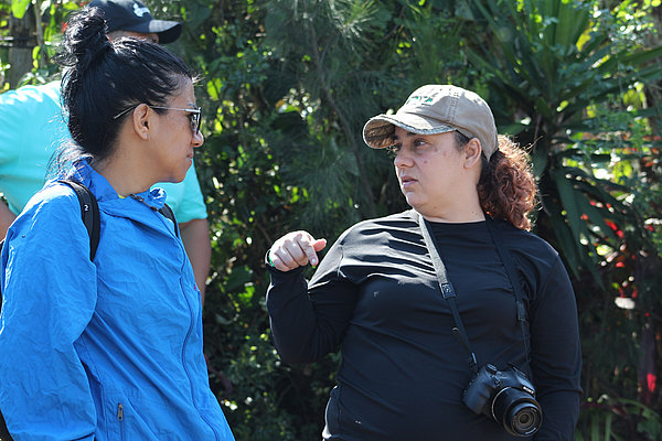 Norma Dávila im Gespräch mit Leonor Sánchez vom guatemaltekischen WasserWald-Team bei einem Feldbesuch während des internationalen Projekttreffens 2023.
