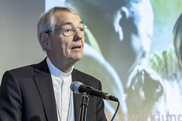 Erzbischof Dr. Ludwig Schick bei der Laudatio auf Maria Oberhofer zum AGIAMONDO ‎Engagement-Preis