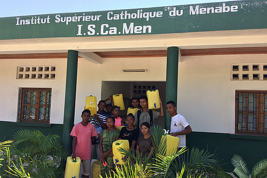Studierende in Madagaskar, deren Bildungseinrichtung wegen Covid-19 schließen musste.