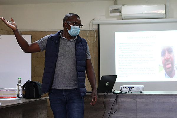 Trainer Robert Wanjala von Article19 beim Sicherheitstraining für Journalist*innen