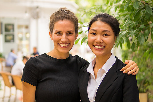 Julia Berghs (links) mit ihrer Kollegin, der Restaurantleiterin Nguyen Than Xuan. Julia Berghs unterstützt die Arbeiten im Ausbildungsrestaurant und organisiert Events.