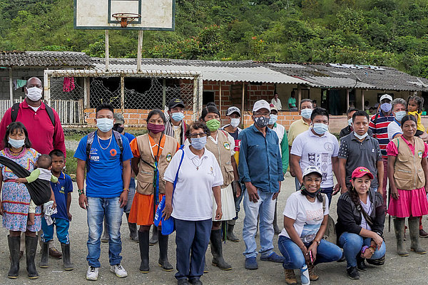 Mitglieder der indigenen Dorfgemeinschaft „Sabaleta“, die an der Fernstraße Quibdó – Medellín leben.