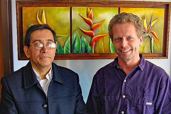 Reiner Ort und Dr. Jaime Humberto Díaz Ahumado, dem Direktor der kolumbianischen Menschenrechtsorganisation Corporación Podion, Zwei Männer, Reiner Ort und Dr. Jaime Díaz