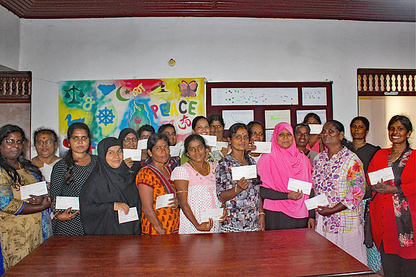 Frauen in Sri Lanka, die infolge der gewaltsamen Konflikte und nicht zuletzt der Corona-Pandemie ihr Einkommen verloren haben, werden vom ZFD-Partner Eastern Social Development Foundation (ESDF) mit Startkapital für eine neue Perspektive unterstützt.