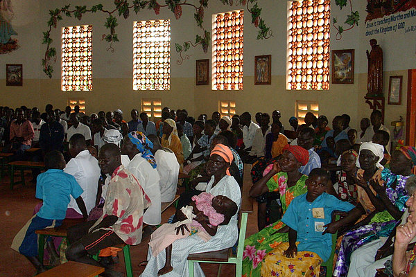 Bei der Eröffnung des Internats für Kinder mit einer Lernbehinderung wird die Heilige Messe gefeiert.