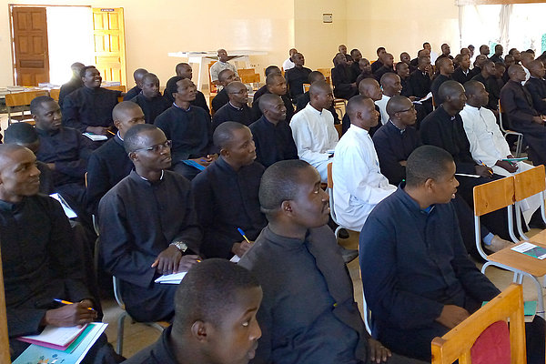 Zielgruppe für den Aufbau eines IRD-Netzwerks und die Verbreitung von Wissen waren zunächst vor allem Priester in den katholischen Gemeinden. Mittlerweile richtet sich CIRDE auch an andere Glaubensgemeinschaften und an Jugendliche.