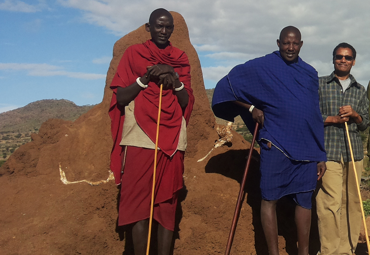 Dr. Atsbaha Gebre-Selassie (rechts) begleitet zwei Tage Massai-Hirten in Tansania.‎