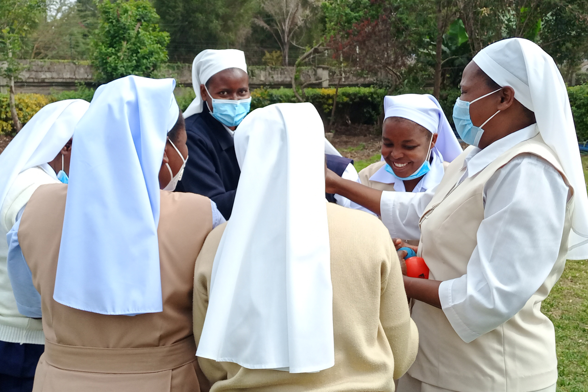 Bei einem Workshop in Nairobi üben Schwester Josephine Muthoni Kwenga (ganz rechts) und eine Gruppe junger Schwestern Methoden zur Stressbewältigung. Angesichts der vielfältigen Aufgaben ist Selbstfürsorge ein wichtiger Aspekt.