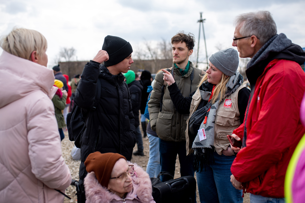 Am Grenzübergang Palanca sprechen Henrike Bittermann (2. von rechts) und Kolleg*innen mit Menschen, die gerade den Weg von der Ukraine nach Moldau auf sich genommen haben. 