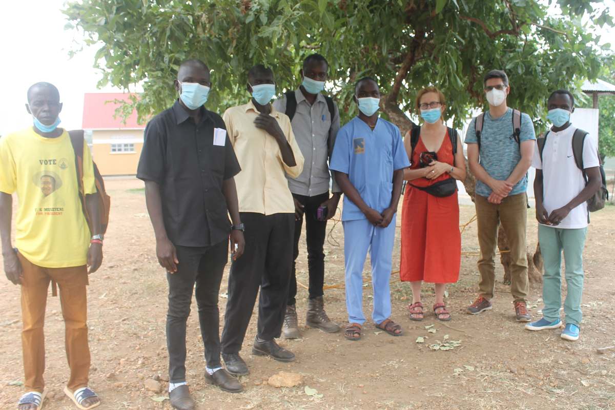 Teilnehmer*innen (Franziska Krisch und Sebastian Krämer, 3. und 2. von rechts), ihre Begleiter im EDP sowie Vertreter der Flüchtlingsgemeinde besuchen das Gesundheitszentrum in Offua III (Rhino Camp).