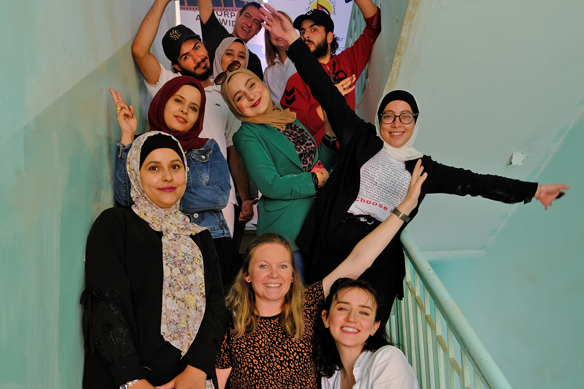 ZFD-Fachkraft Laura Schwiertz (vorne Mitte) und die Gruppe, die am Participatory-Video-Workshop in Mafraq teilnimmt.