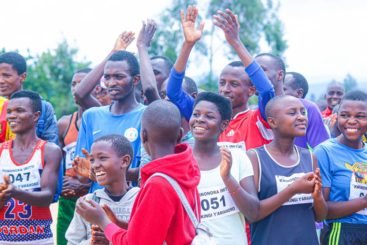 Die Jugendlichen sind begeistert beim Friedenslauf in Burundi dabei und feuern andere Läufer*innen an.
