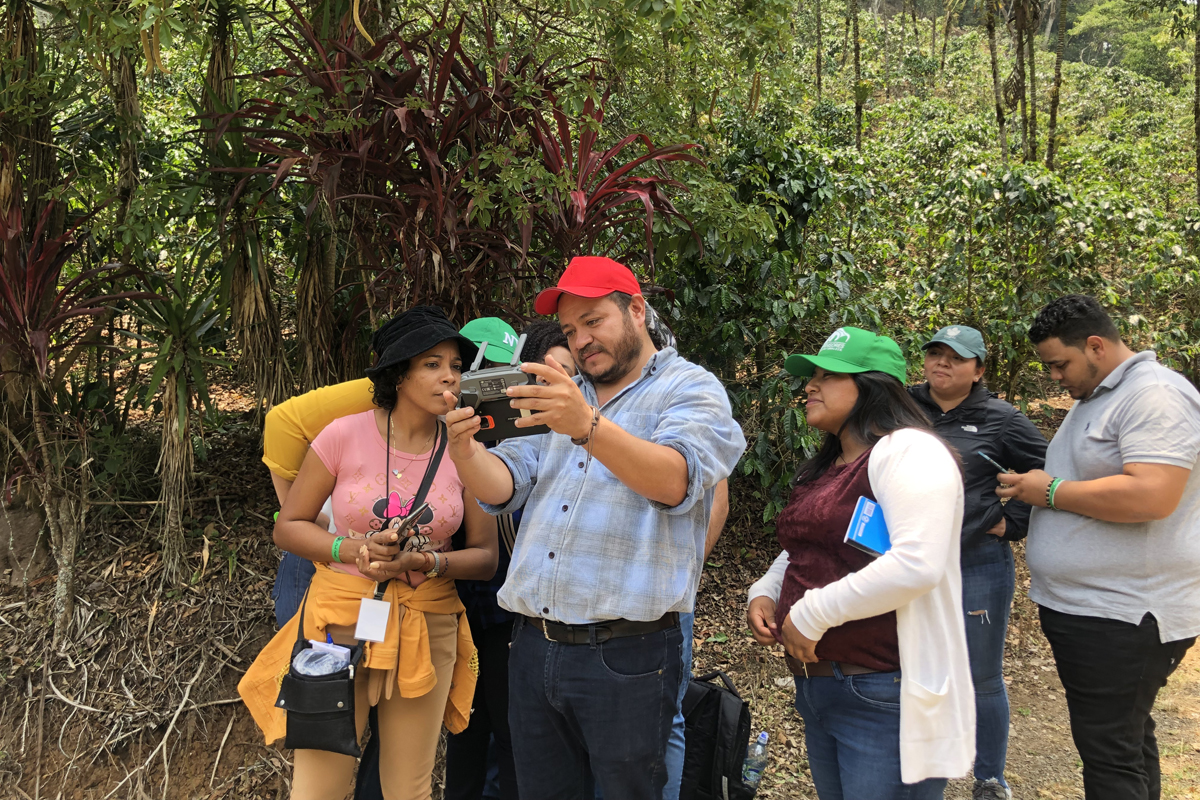 Bei einem Workshop in Guatemala lernen die am WasserWald-Projekt beteiligten Partner, wie sich Drohnen nutzen lassen, um den Zustand und Veränderungen der Wälder zu beobachten.