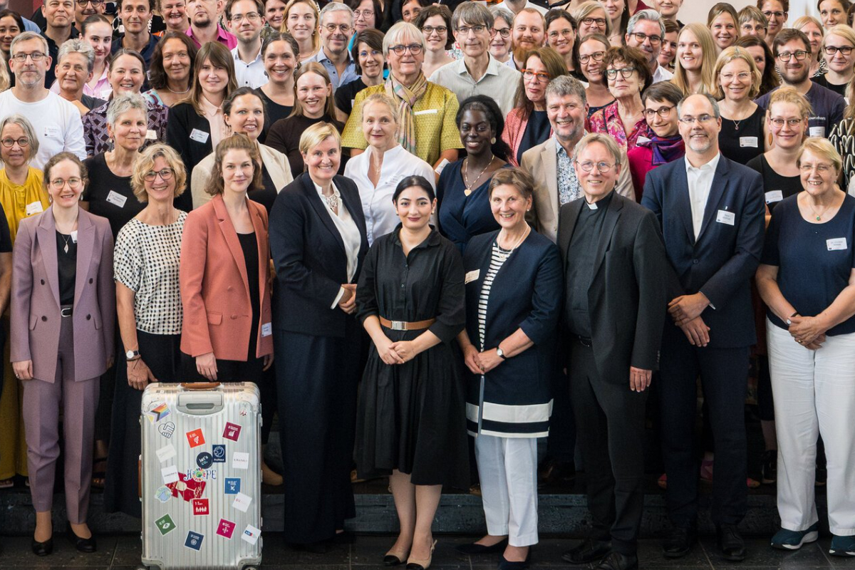 Gruppenbild Danktag 2026 mit Ministerin Gruppe mit vielen Menschen und einer Ministerin in Berlin auf dem Danktag 2026