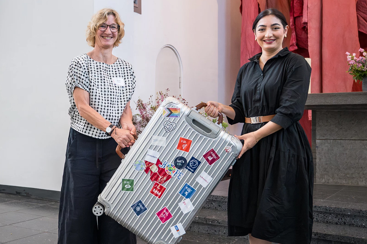 Bundesministerin Alabali Radovan und Fachkraft zwei Frauen mit koffer